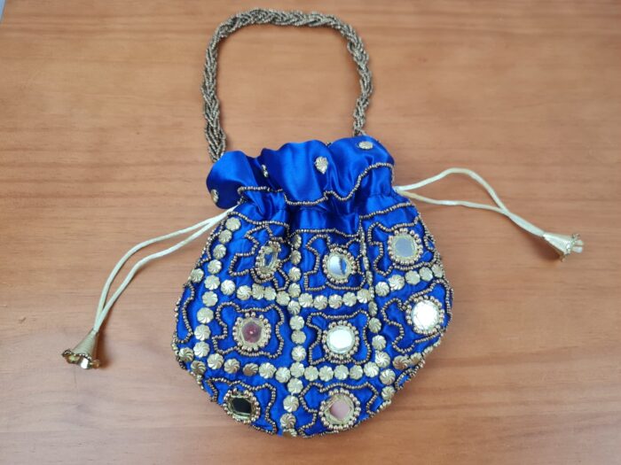 Bolsa indiana design saco de cetim com bordados dourados e espelhinhos (alça curta)