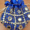 Bolsa indiana de saco cetim bordado azul royal com dourado