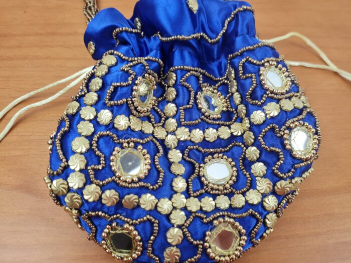 Bolsa indiana de saco cetim bordado azul royal com dourado