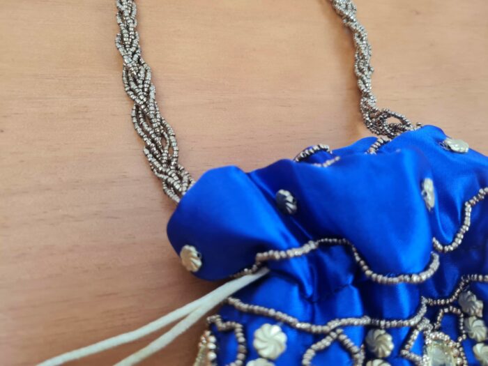 Bolsa indiana de saco cetim bordado azul royal com dourado