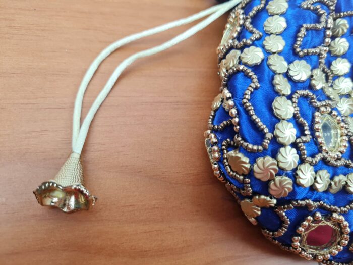 Bolsa indiana de saco cetim bordado azul royal com dourado