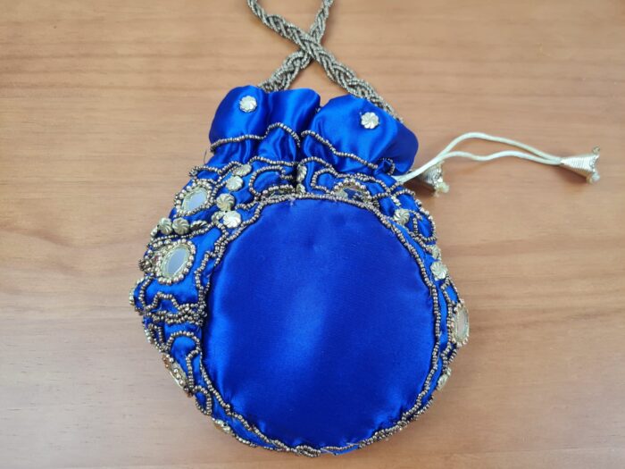 Bolsa indiana de saco cetim bordado azul royal com dourado