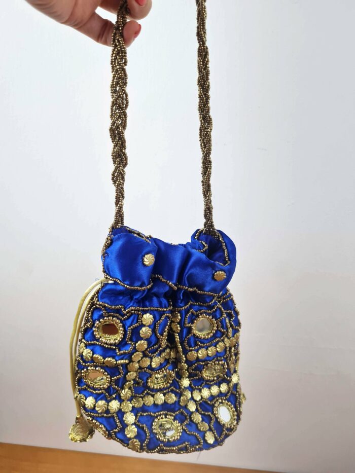 Bolsa indiana de saco cetim bordado azul royal com dourado