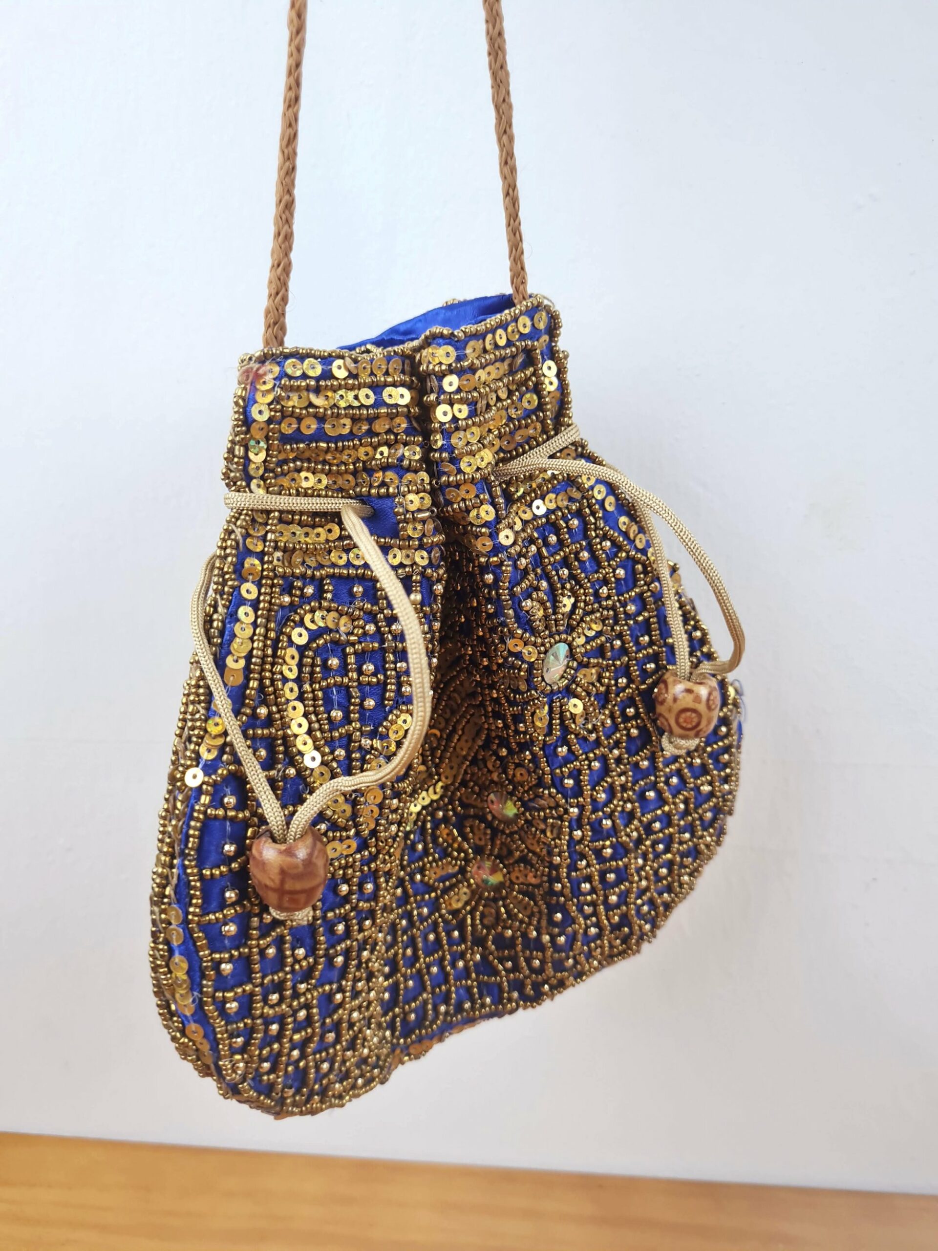 bolsa para festa indiana azul e dourado bordada