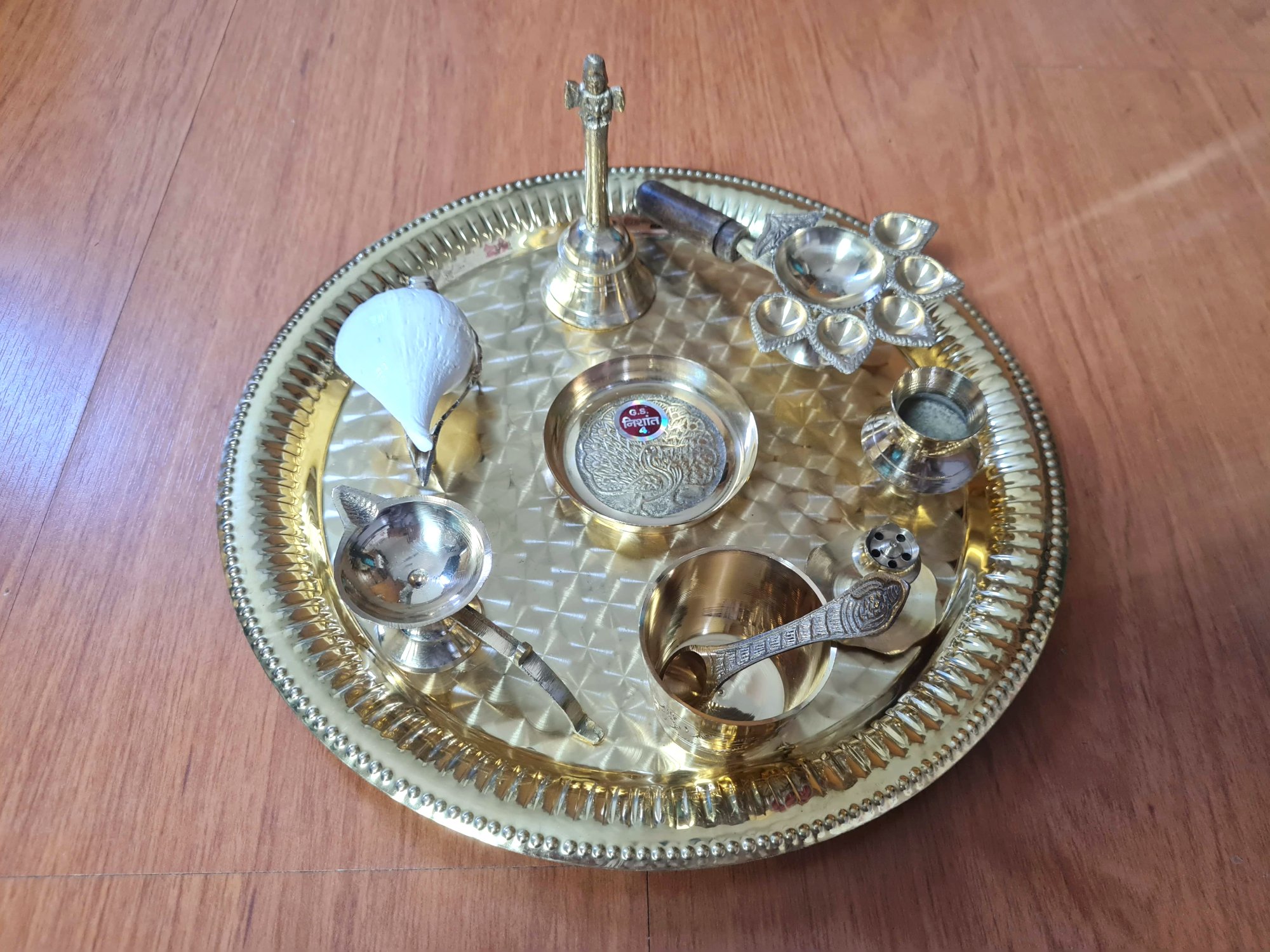 Conjunto Pooja Thali de Latão, com prato de 20cm e 9 peças que compõe o kit.