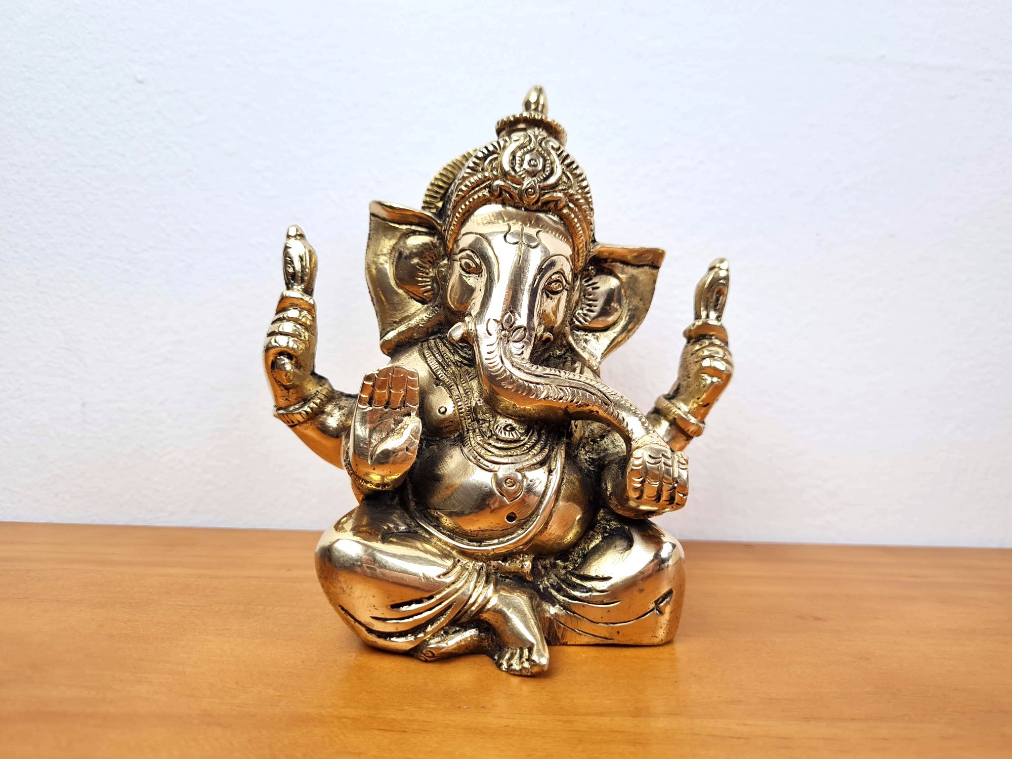 Estátua de Ganesha indiana de metal brass (latão) polido, acabamento lindíssimo, pesando mais de 1 kilo com 15cm