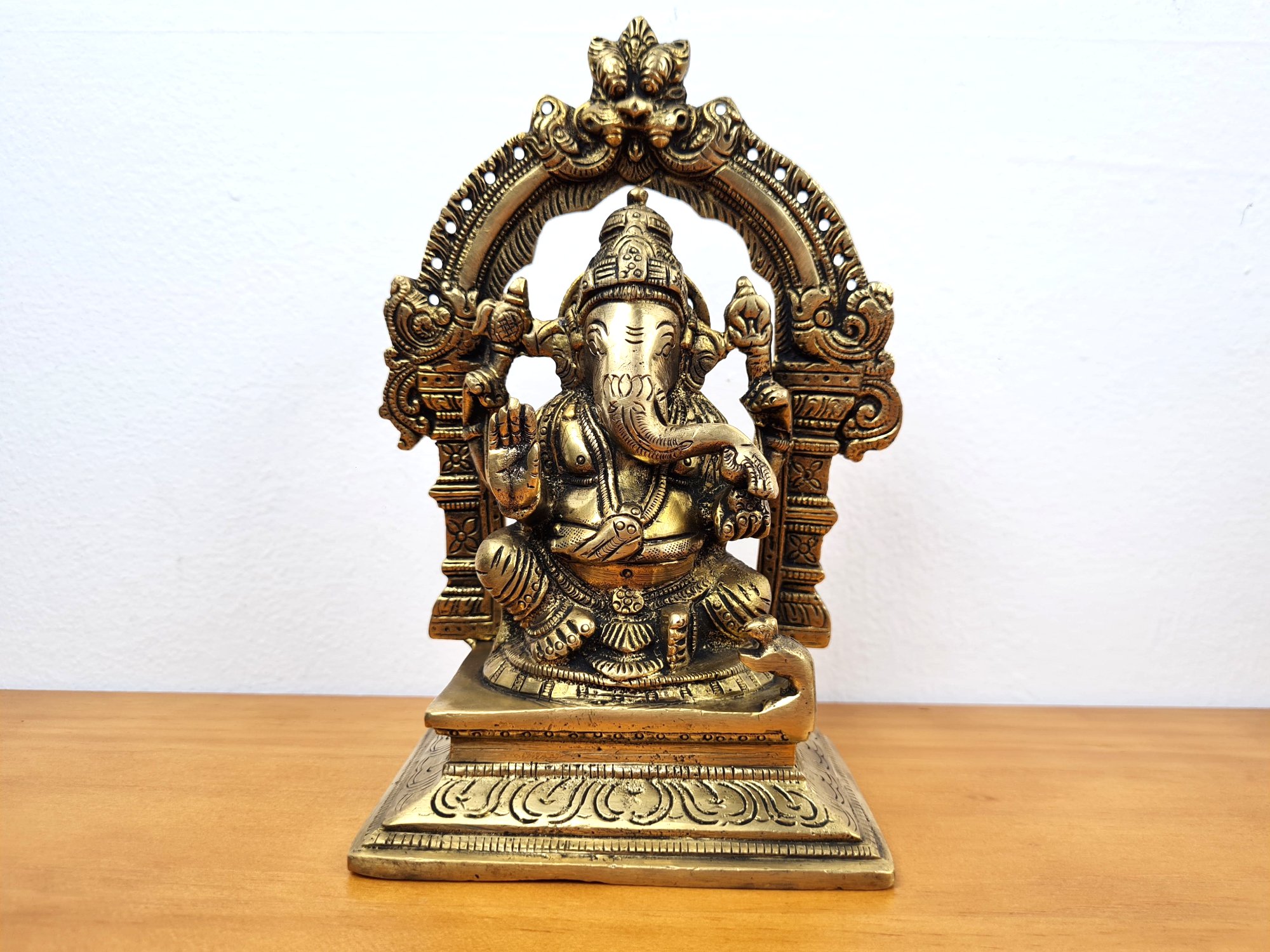 Estátua do Deus Ganesha em metal brass com 17cm