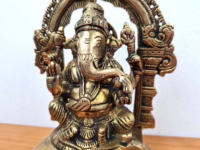 Estátua do Deus Ganesha e arco em metal brass com 17cm