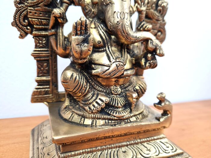Estátua do Deus Ganesha e arco em metal brass com 17cm