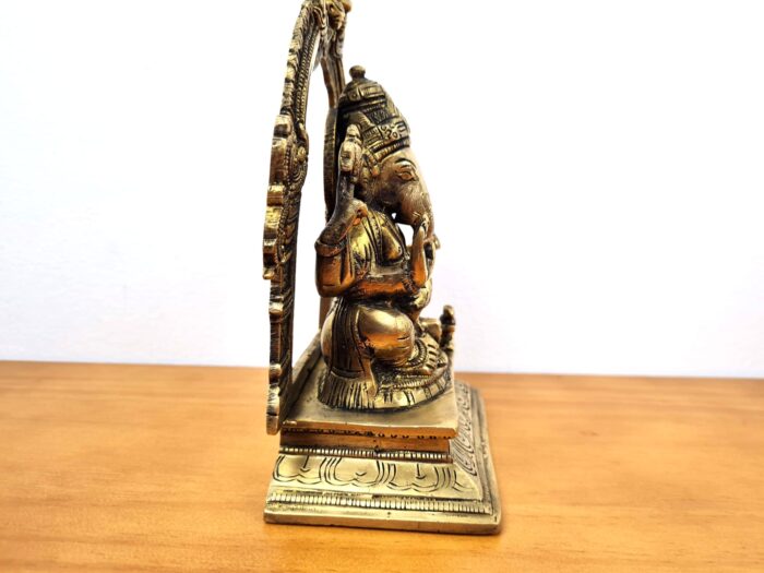 Estátua do Deus Ganesha e arco em metal brass com 17cm