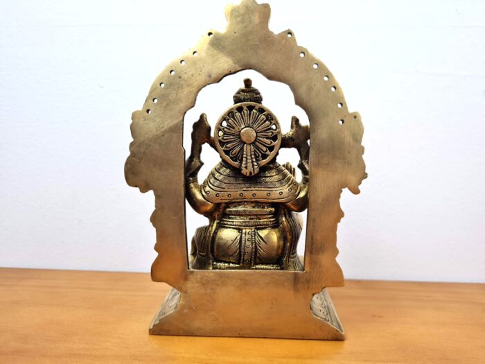 Estátua do Deus Ganesha e arco em metal brass com 17cm