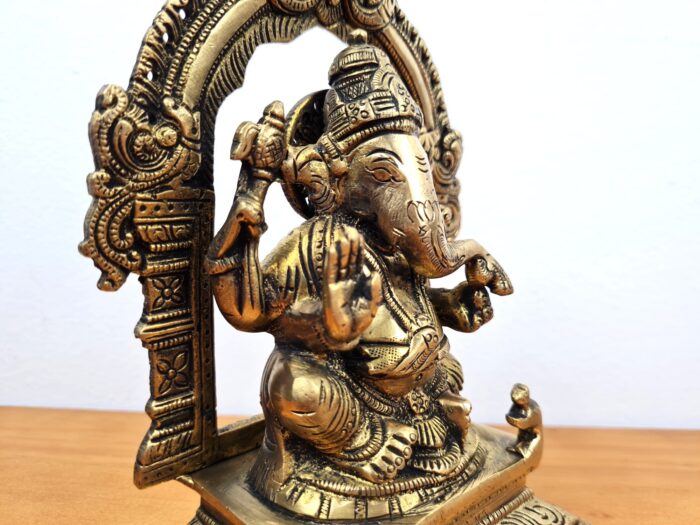 Estátua do Deus Ganesha e arco em metal brass com 17cm