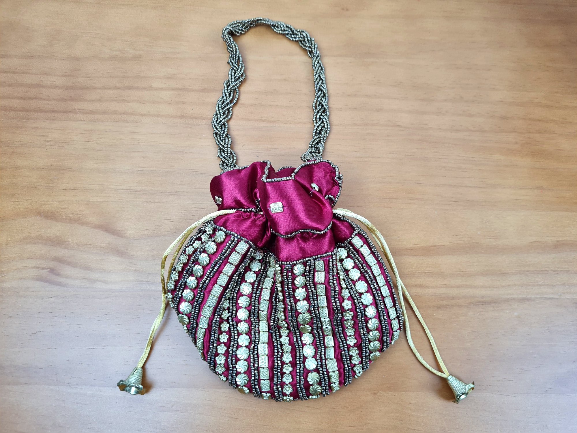 bolsa de cetim bordô com dourado de cetim com bordados dourados de miçangas