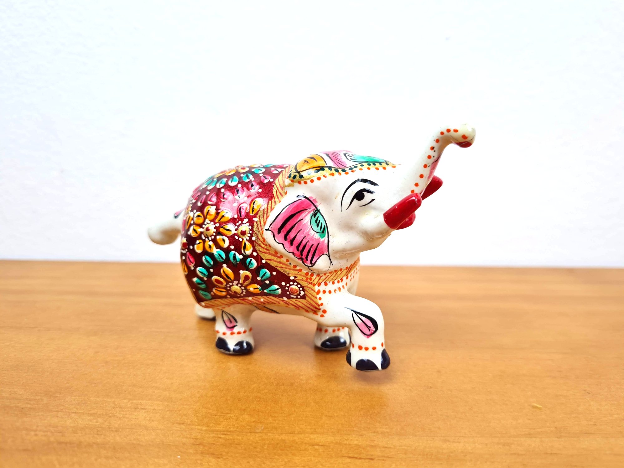 Elefante decorativo indiano branco e colorido técnica cloisonné 10cm