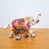 Elefante de metal esmaltado com técnica Cloisonné branco e color 10cm