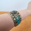 Bracelete indiano dourado com pedrarias coloridas, adaptável a qualquer pulso, Azul predomina na cor.