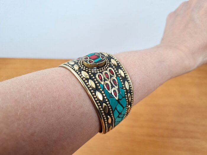 Bracelete indiano dourado com pedrarias coloridas, adaptável a qualquer pulso, Azul predomina na cor.