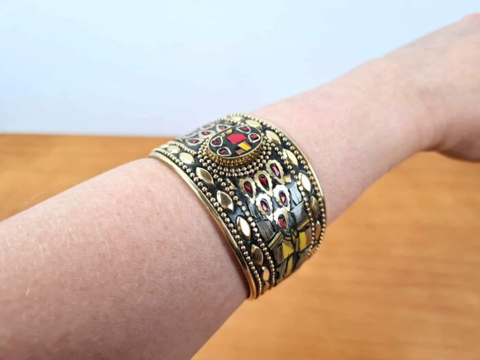 Bracelete indiano dourado com pedrarias coloridas, adaptável a qualquer pulso, Olho de tigre e coral