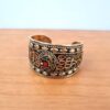 Bracelete indiano dourado com pedrarias olho de tigre e coral