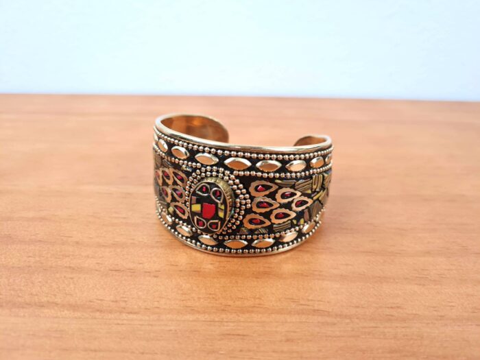 Bracelete indiano dourado com pedrarias olho de tigre e coral