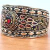 Bracelete indiano dourado com pedrarias olho de tigre e coral
