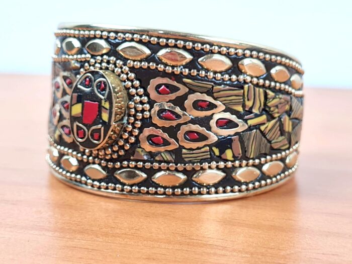 Bracelete indiano dourado com pedrarias olho de tigre e coral