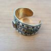 Bracelete indiano dourado com pedrarias olho de tigre e coral