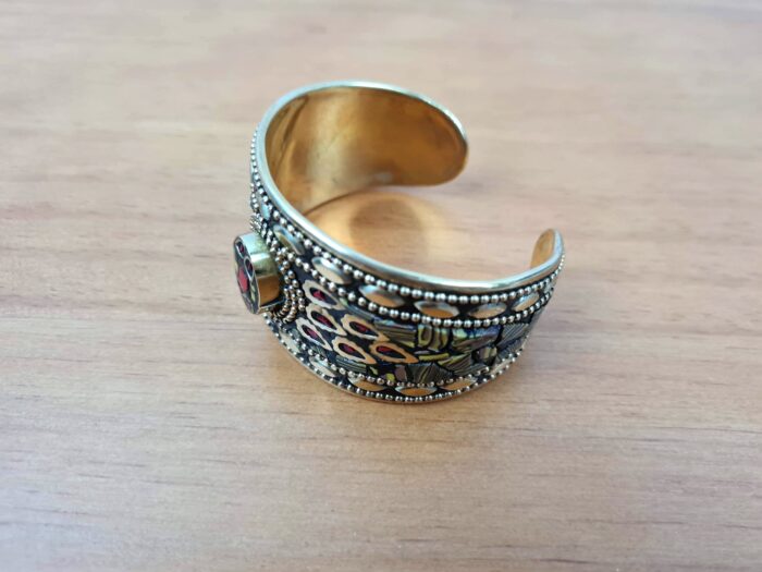 Bracelete indiano dourado com pedrarias olho de tigre e coral