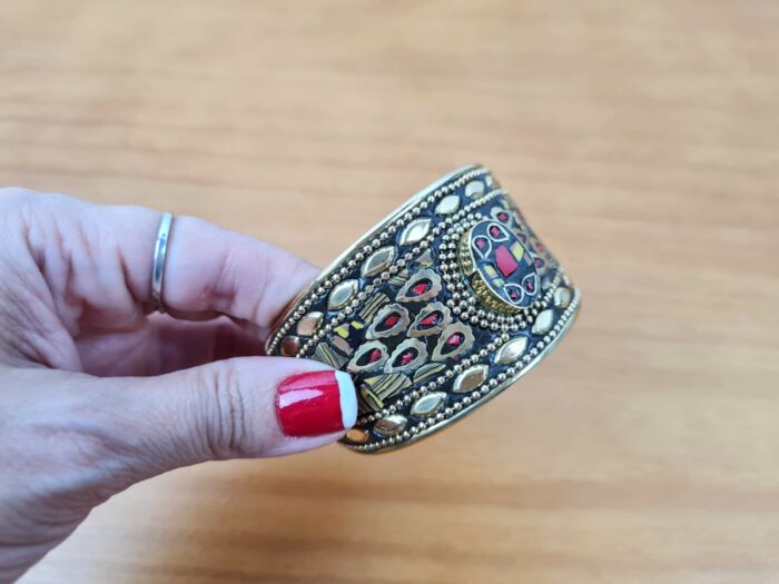 Bracelete indiano dourado com pedrarias olho de tigre e coral