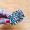 Bracelete indiano dourado com pedrarias azul turquesa e coral