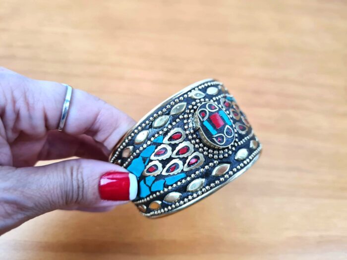 Bracelete indiano dourado com pedrarias azul turquesa e coral