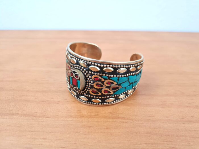 Bracelete indiano dourado com pedrarias azul turquesa e coral