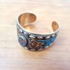 Bracelete indiano dourado com pedrarias azul turquesa e coral