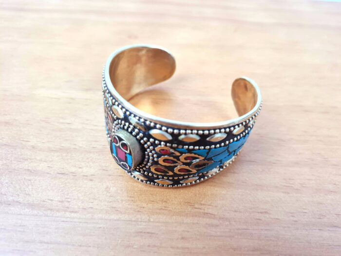 Bracelete indiano dourado com pedrarias azul turquesa e coral