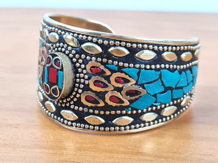 Bracelete indiano dourado com pedrarias azul turquesa e coral