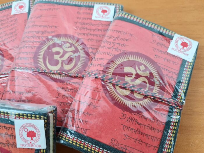 Kit com 4 cadernos indianos artesanais estampa de OM coral e dourado