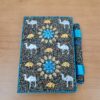 caderno indiano artesanal com vidrilhos e metal, acompanha caneta