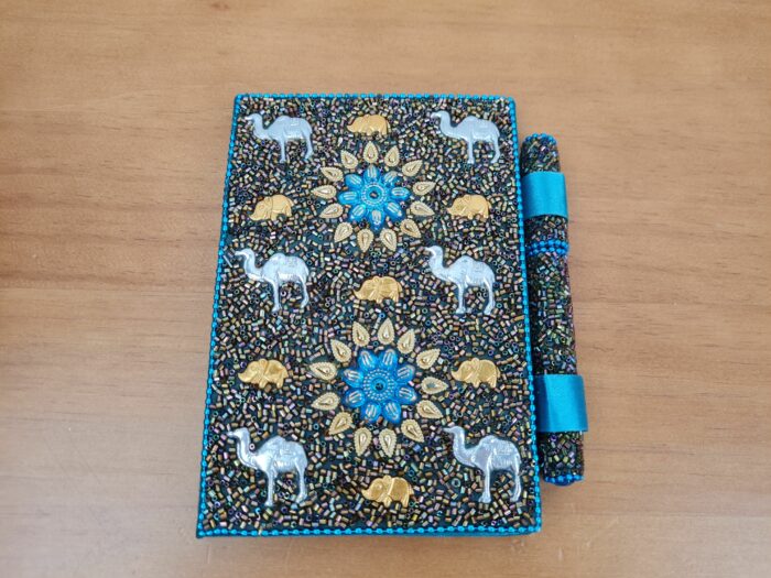 caderno indiano artesanal com vidrilhos e metal, acompanha caneta