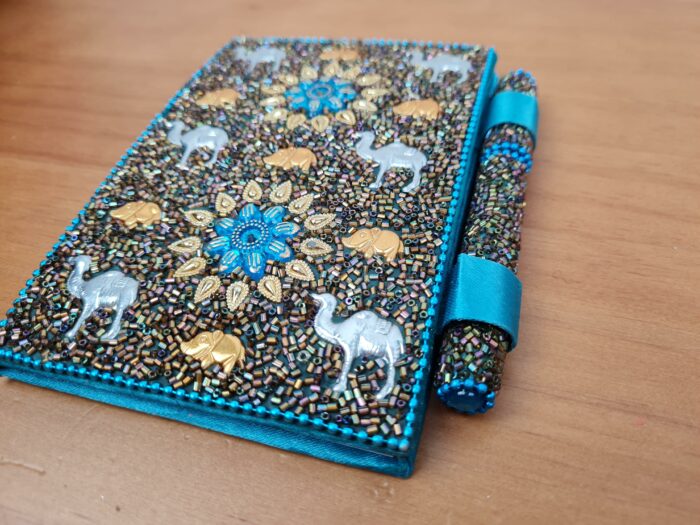 Caderno artesanal indiano estampa de camelos com caneta azul