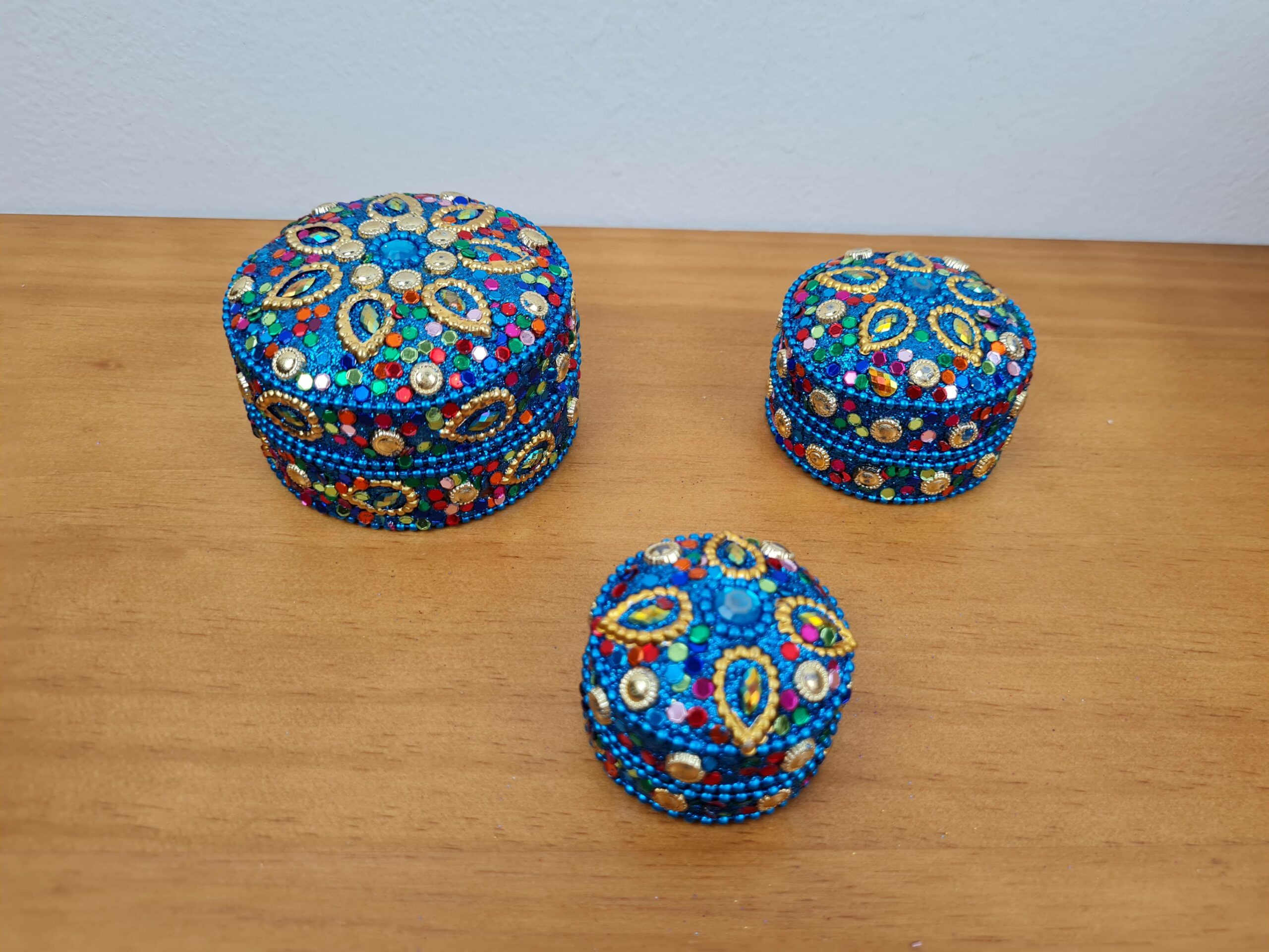 conjunto de 3 latinhas indianas decoradas com miçangas, vidrilhos e pedrinhas (azul claro)