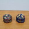 conjunto de 2 latinhas indianas decoradas com pedrinhas naturais (mosaico)