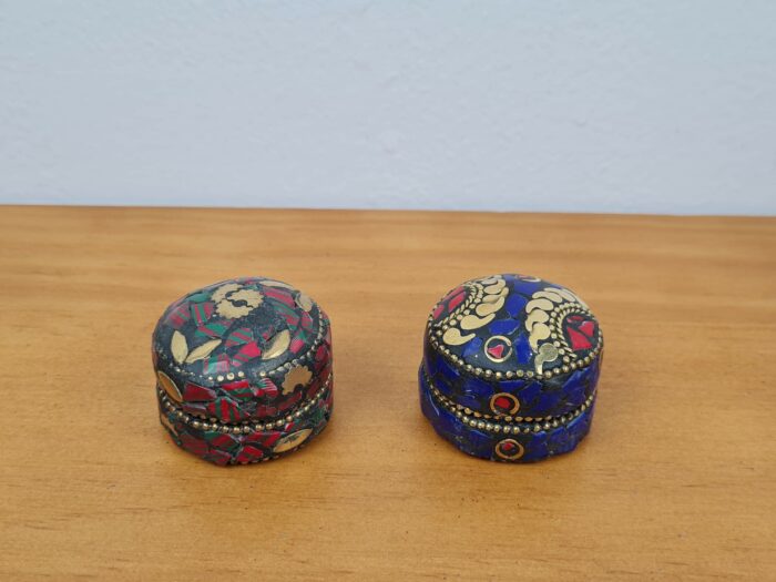 conjunto de 2 latinhas indianas decoradas com pedrinhas naturais (mosaico)