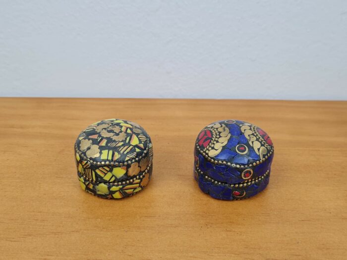 conjunto de 2 latinhas indianas decoradas com pedrinhas naturais (mosaico)