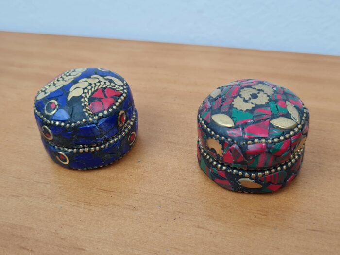 Duo de mini porta joias de metal com mosaico de pedras III
