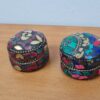 Duo de mini porta joias de metal com mosaico de pedras