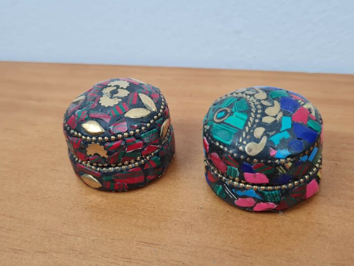 Duo de mini porta joias de metal com mosaico de pedras