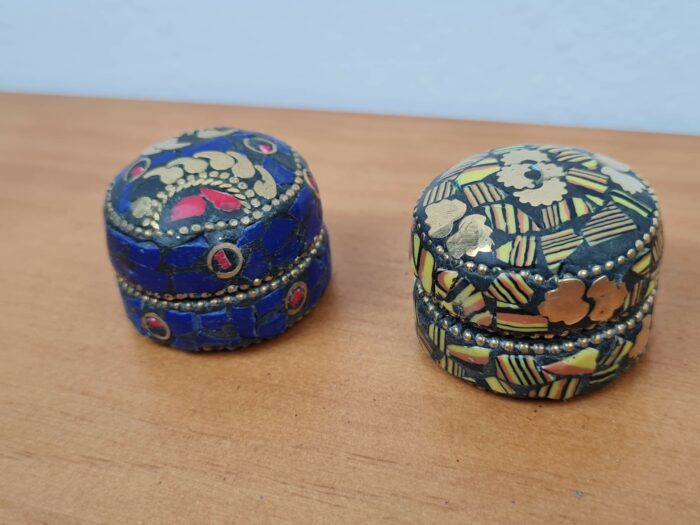 Duo de mini porta joias de metal com mosaico de pedras IV
