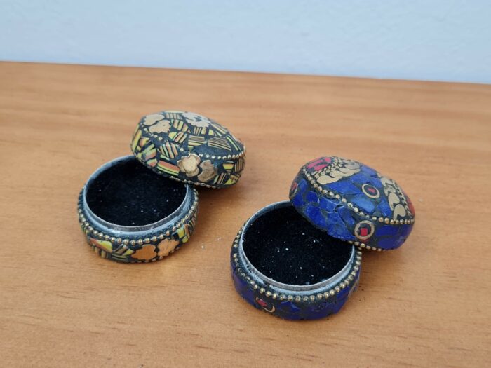 Duo de mini porta joias de metal com mosaico de pedras IV