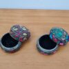 Duo de mini porta joias de metal com mosaico de pedras