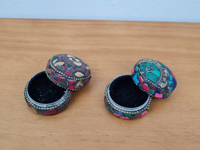 Duo de mini porta joias de metal com mosaico de pedras